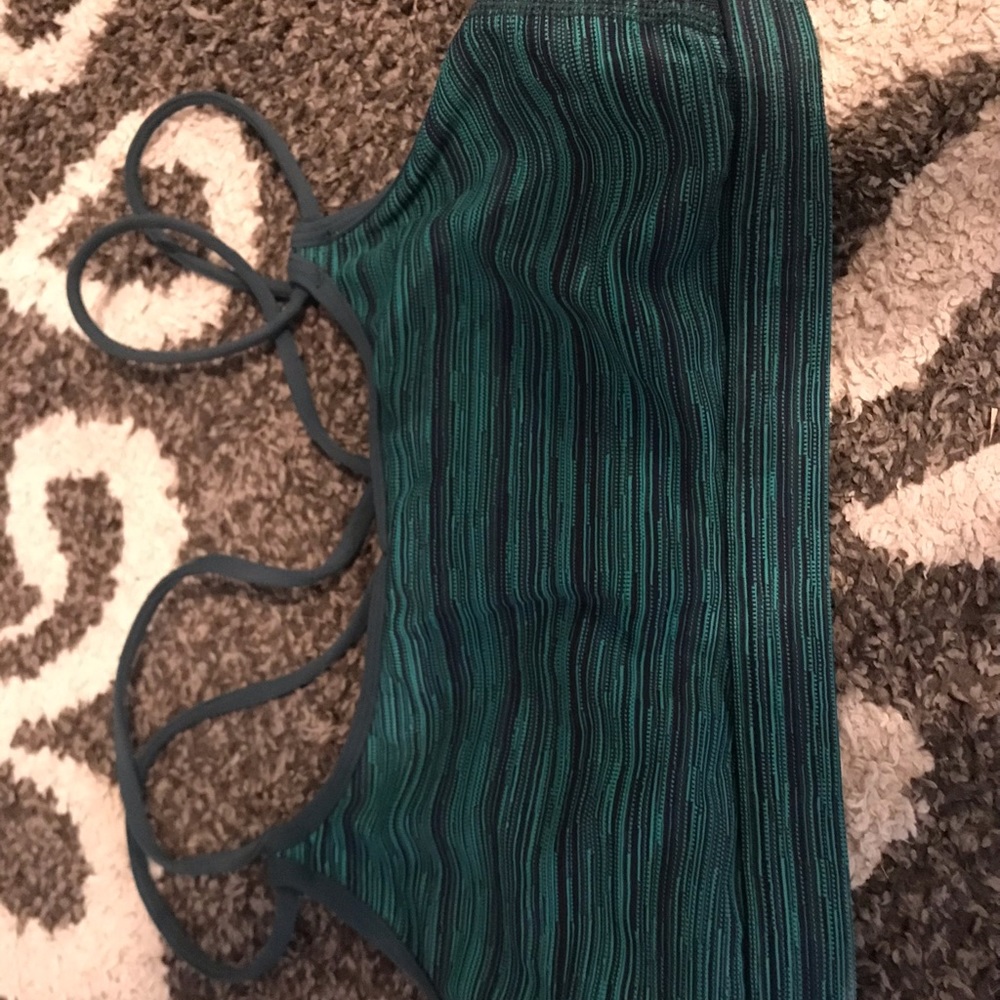 Lululemon teal sports bra size 4 was ordered but to me fits like a 2!